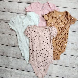 4 onesie lot. size‎ 6 months